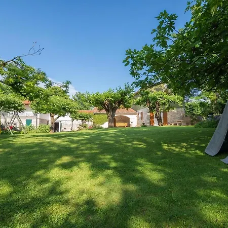 Gemuetliches In Ruzici Mit Offenem Kamin Holiday home *